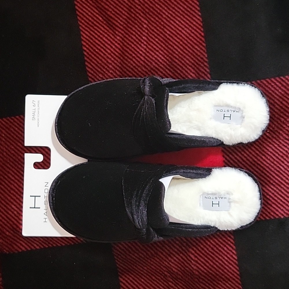 Halston memory foam slippers. Size: 6/7
